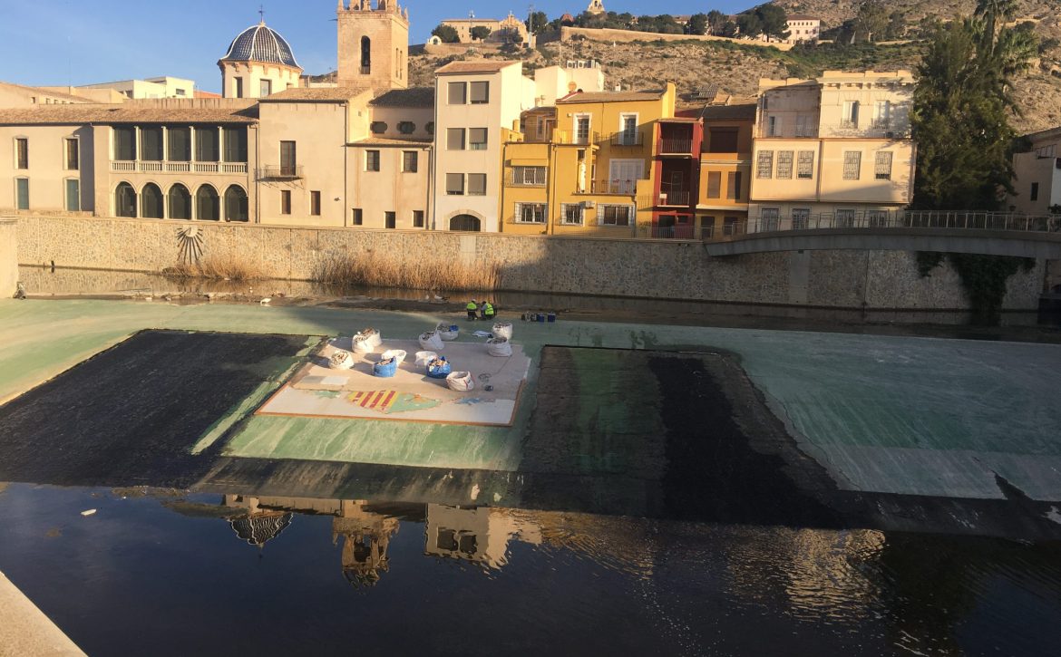 Retirada azulejos azud río