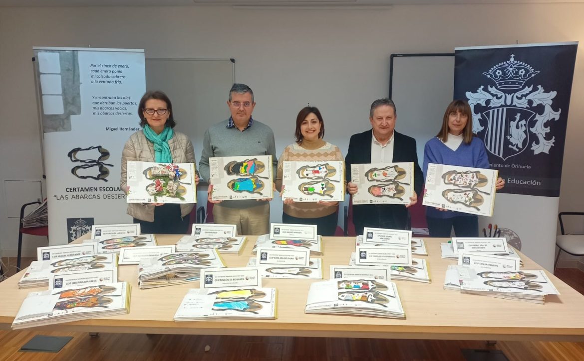 Foto 1 María García junto con el jurado mostrando los dibujos ganadores