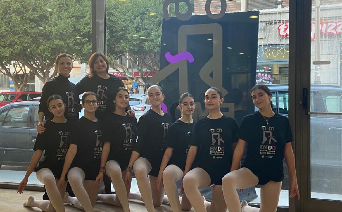 María García,María Jesús Ruiz y alumnas escuela de danza