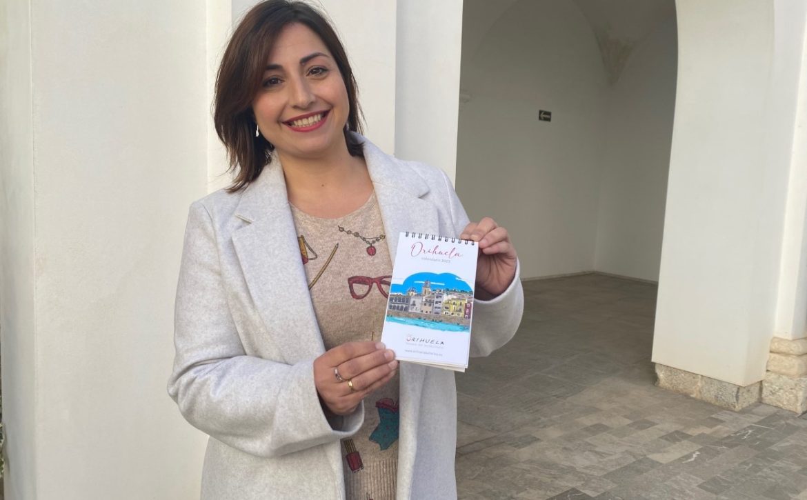 Foto María García con calendario 2023
