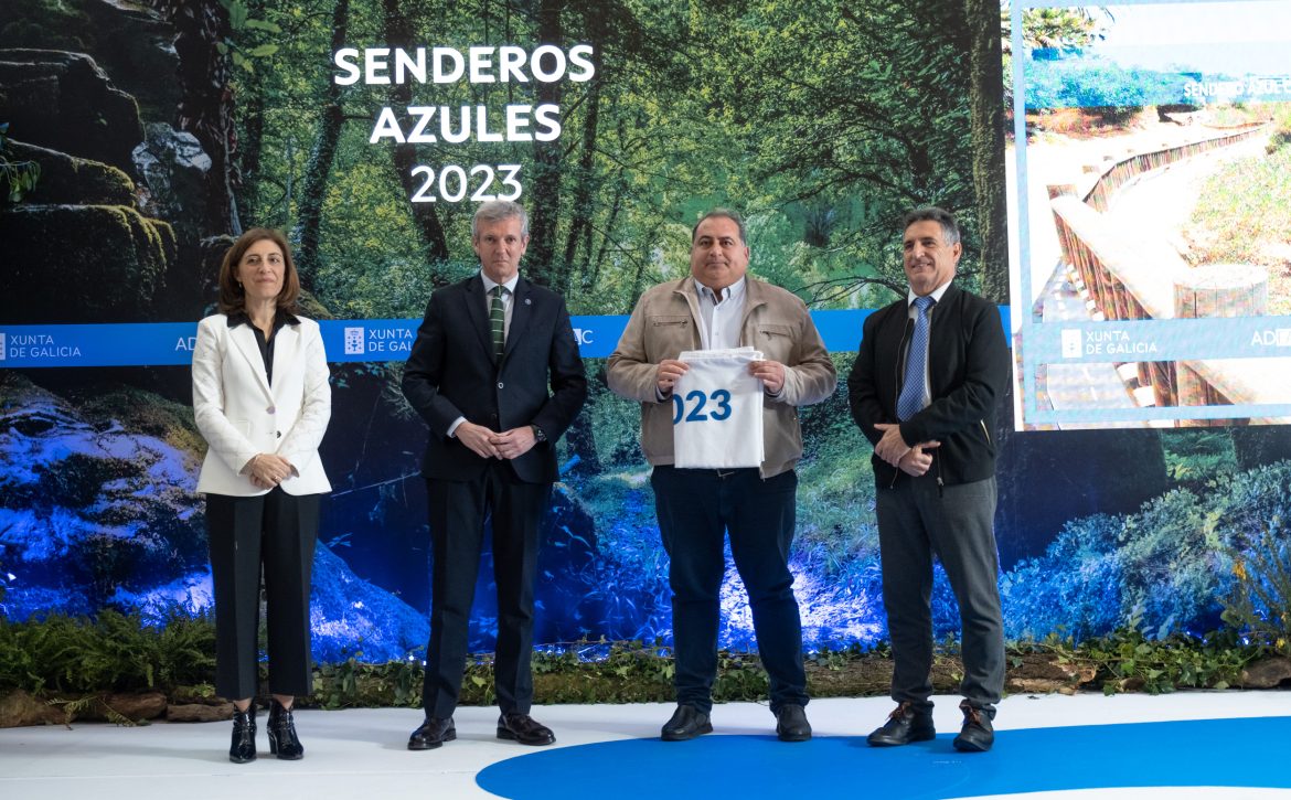 O presidente da Xunta asiste á entrega de bandeiras aos 104 sendeiros azuis galardoados en España