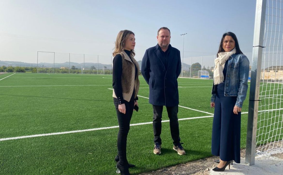 Foto Luis quesada, Carolina Gracia y Aynara Navarro en la zona deportiva de Molins