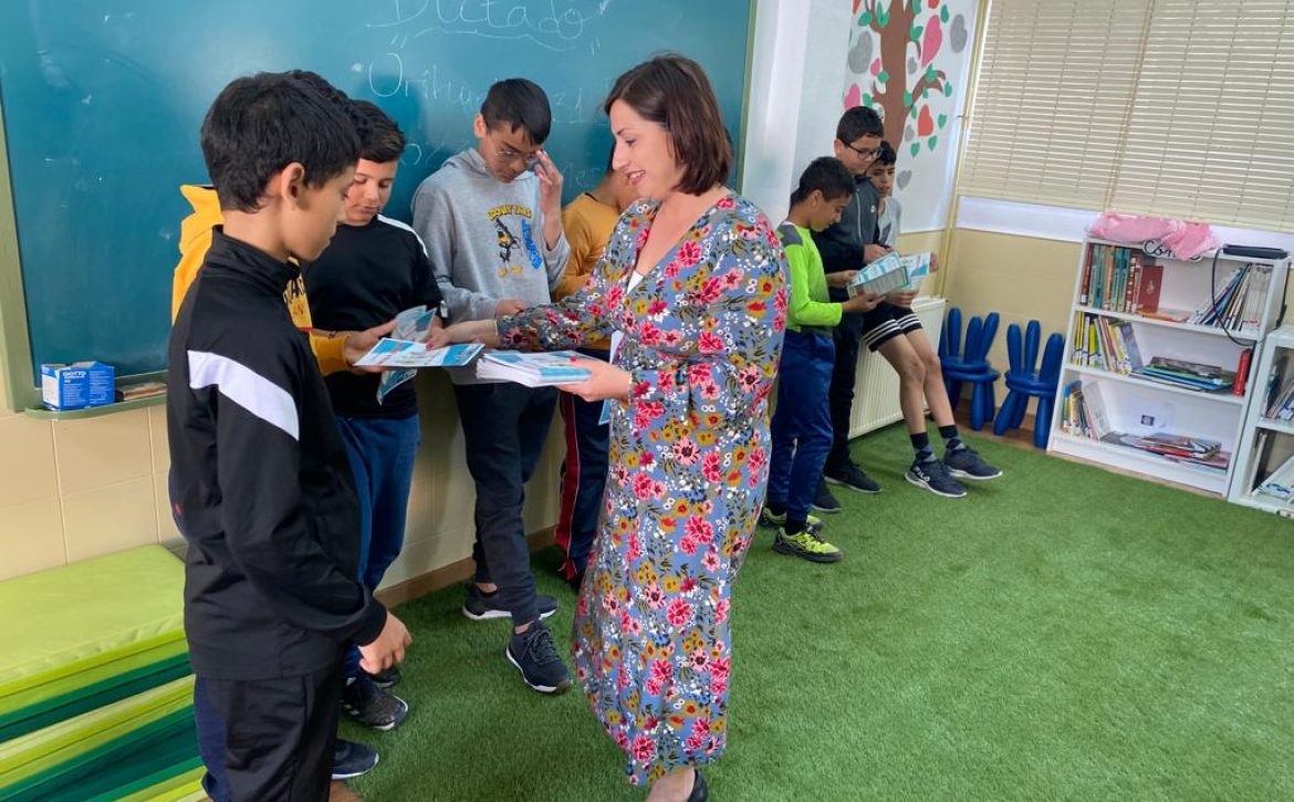 foto María García entregando los folletos