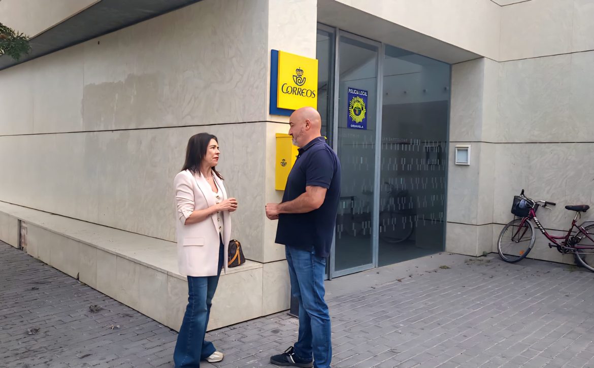 Foto de la concejala de Bienestar Social y el pedáneo de San Bartolomé en la entrada al Centro Social