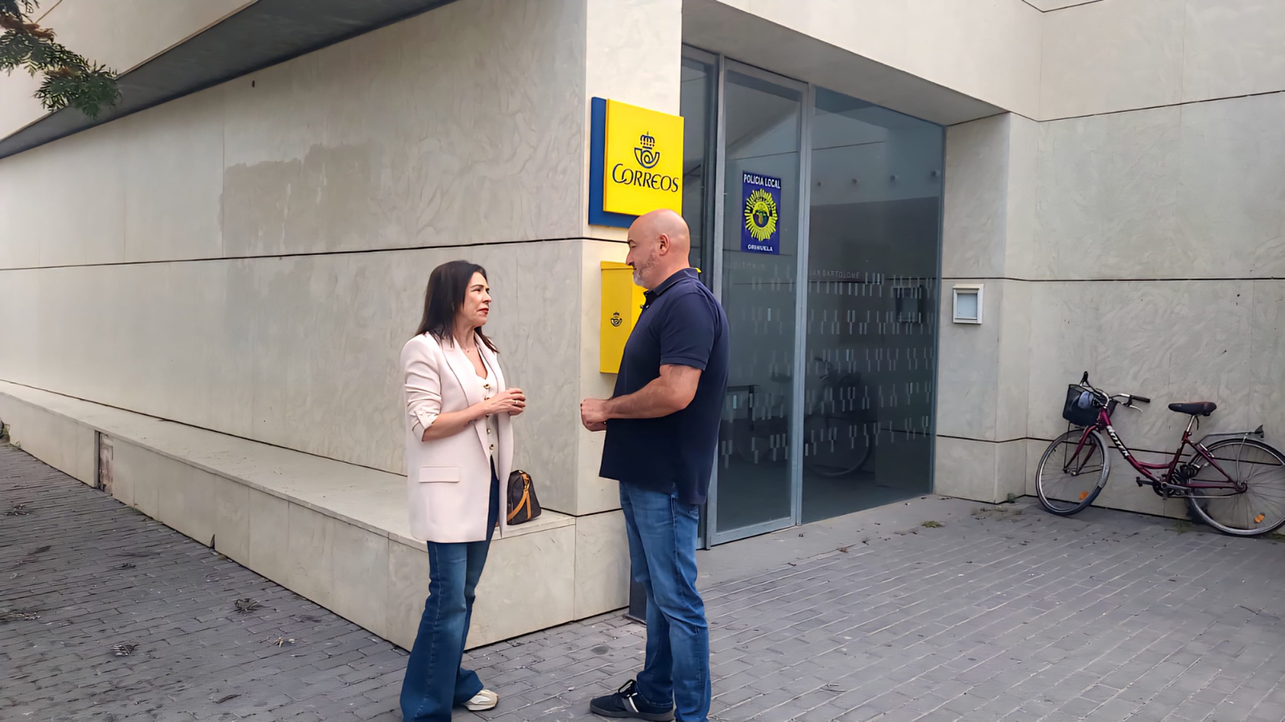 Foto de la concejala de Bienestar Social y el pedáneo de San Bartolomé en la entrada al Centro Social