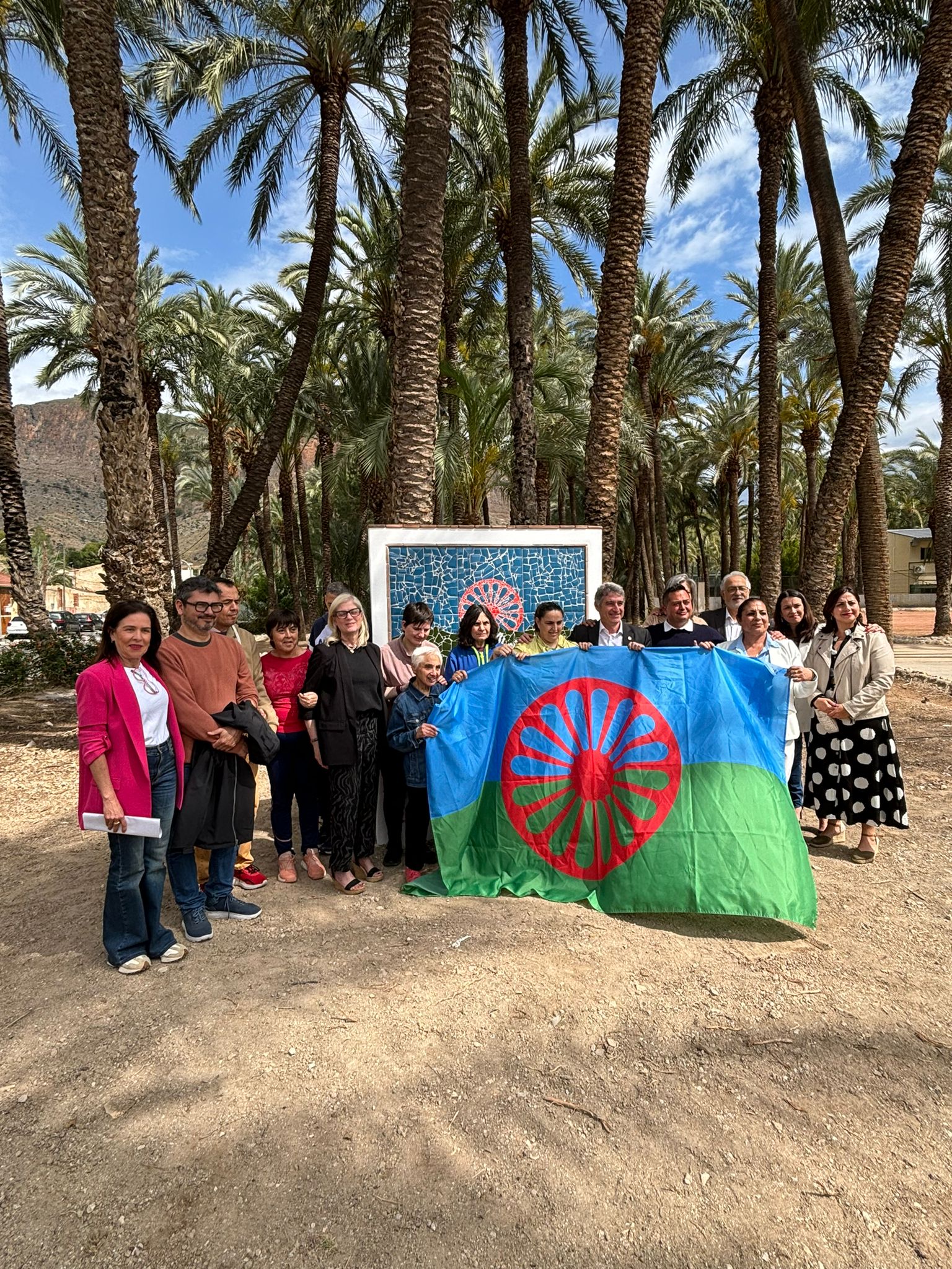 La Concejalía de Bienestar Social rinde homenaje al pueblo gitano con la inauguración de un monumento conmemorativo elaborado por el Centro Ocupacional Oriol