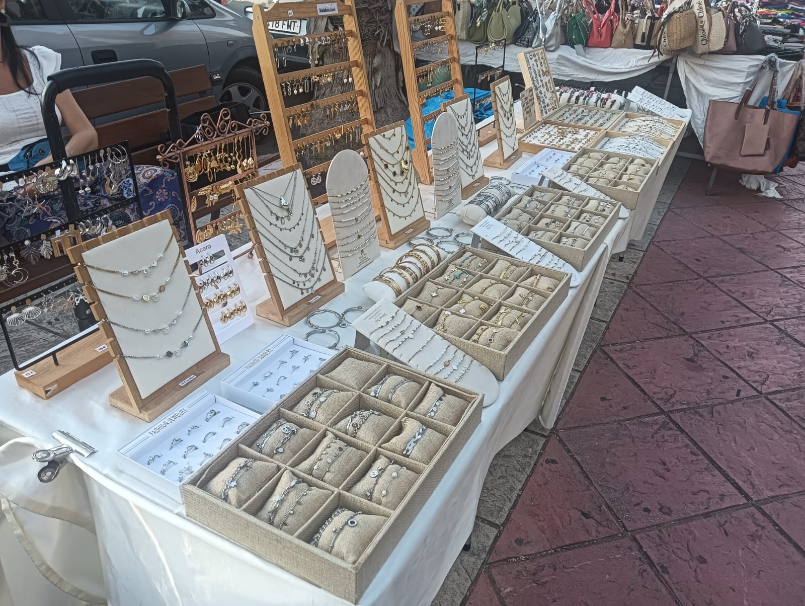 Gran acogida del Mercadillo del Paseo Aguamarina en sus primeras semanas de apertura