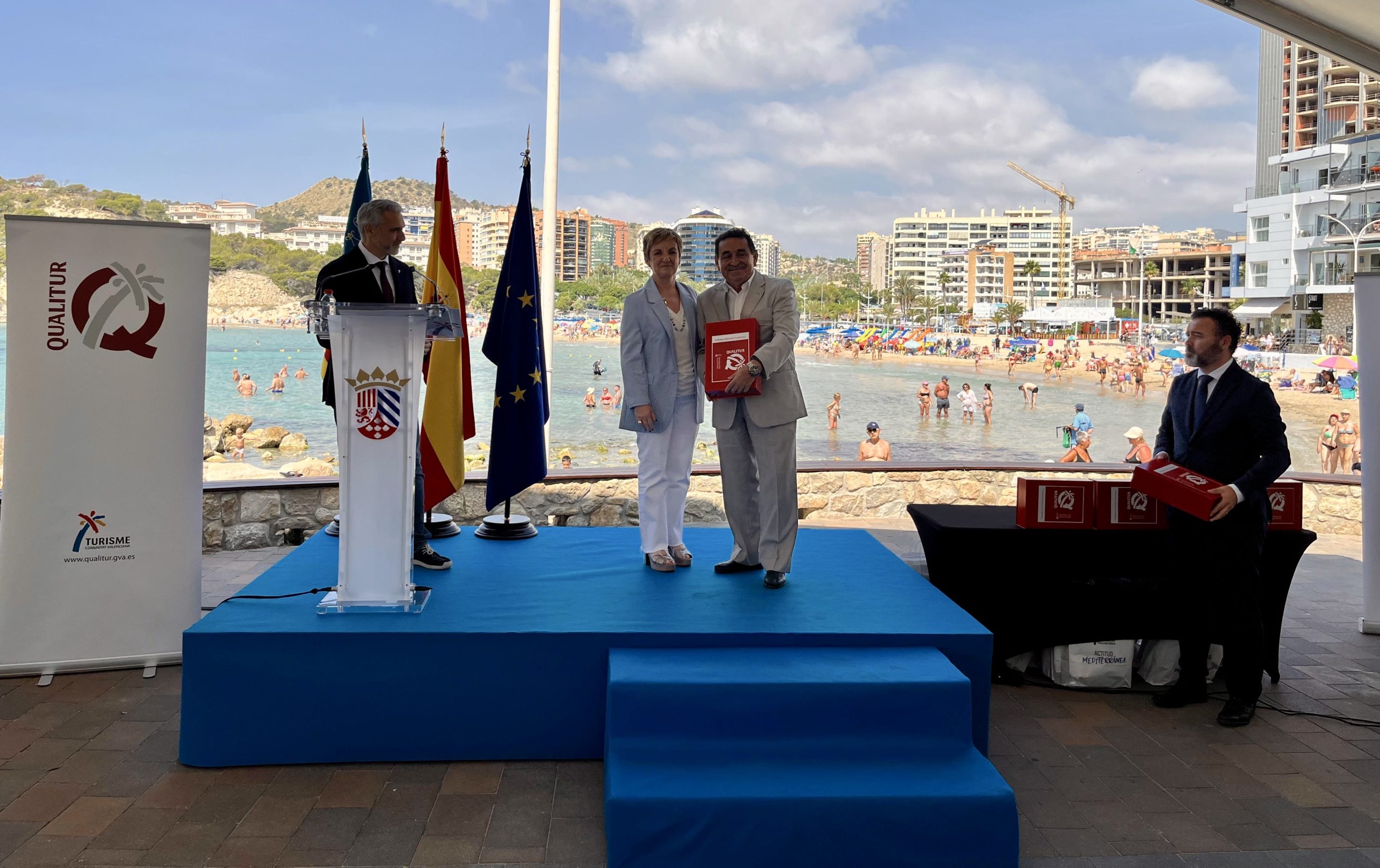 Orihuela recibe la Bandera Qualitur 2025 por la excelencia de sus playas