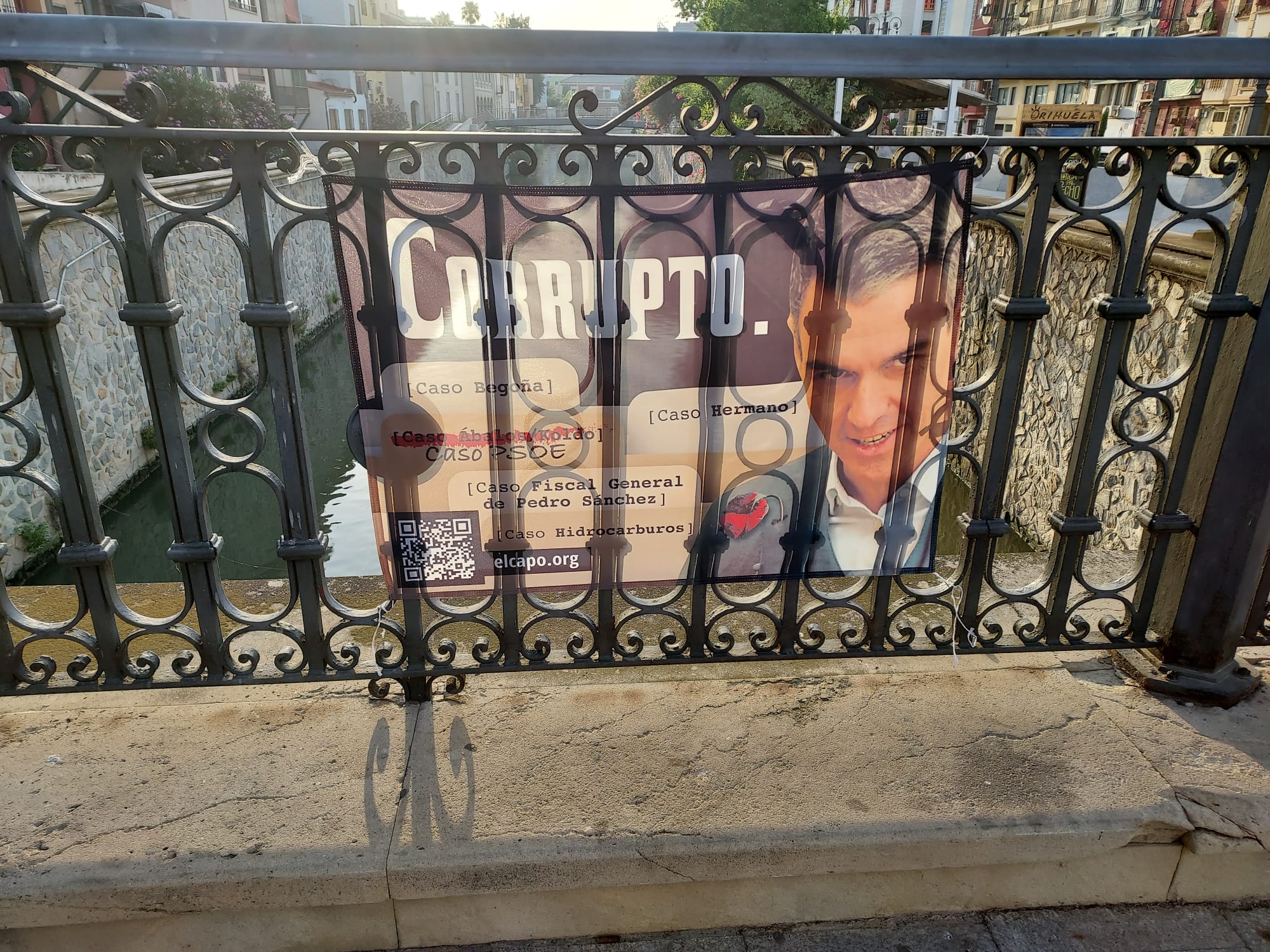El alcalde de Orihuela ordena la retirada inmediata de unos carteles ofensivos que han sido colocados en varios puntos del municipio