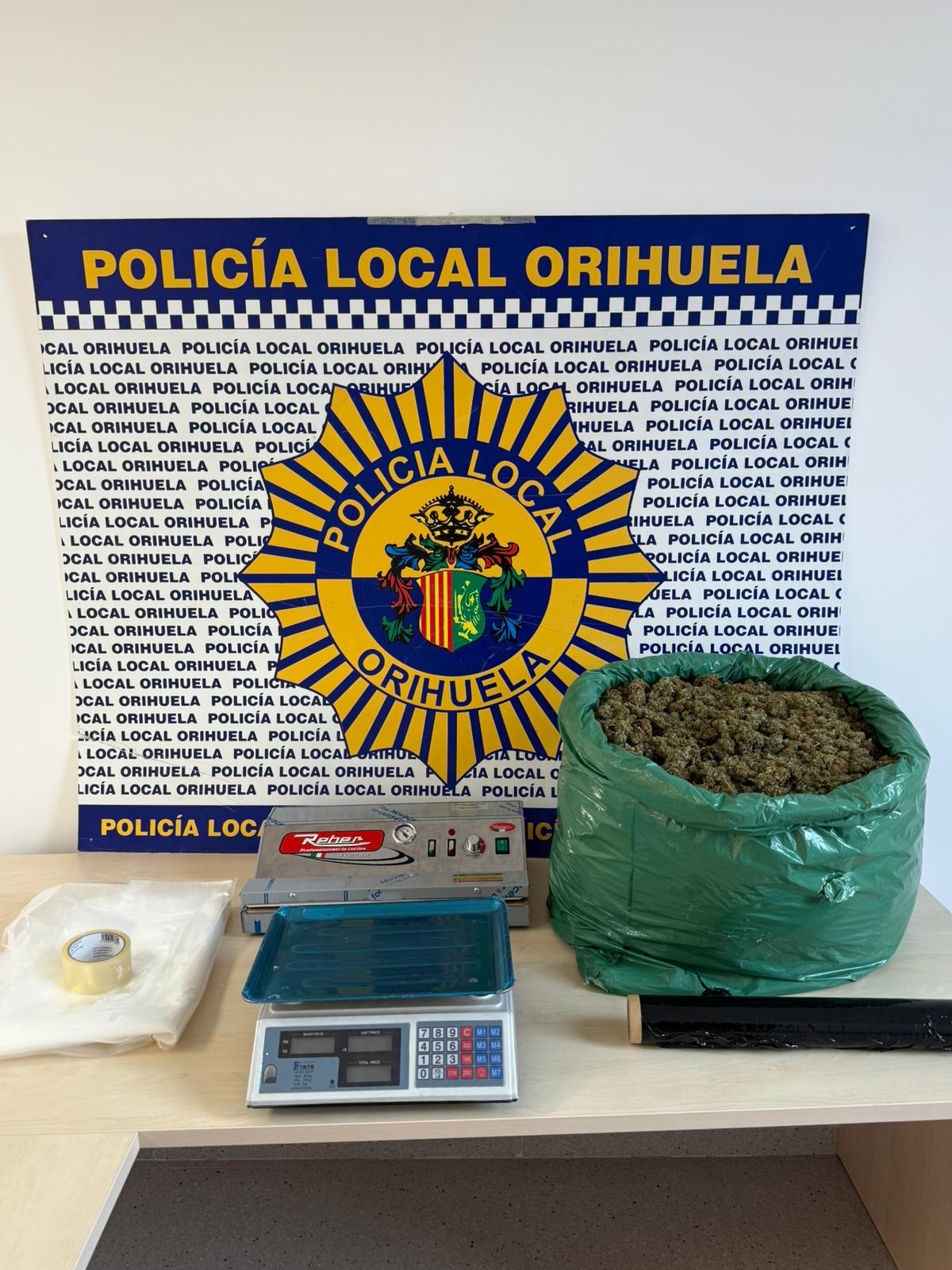 La Policía Local de Orihuela realiza varias detenciones por delitos contra la propiedad y contra la salud pública