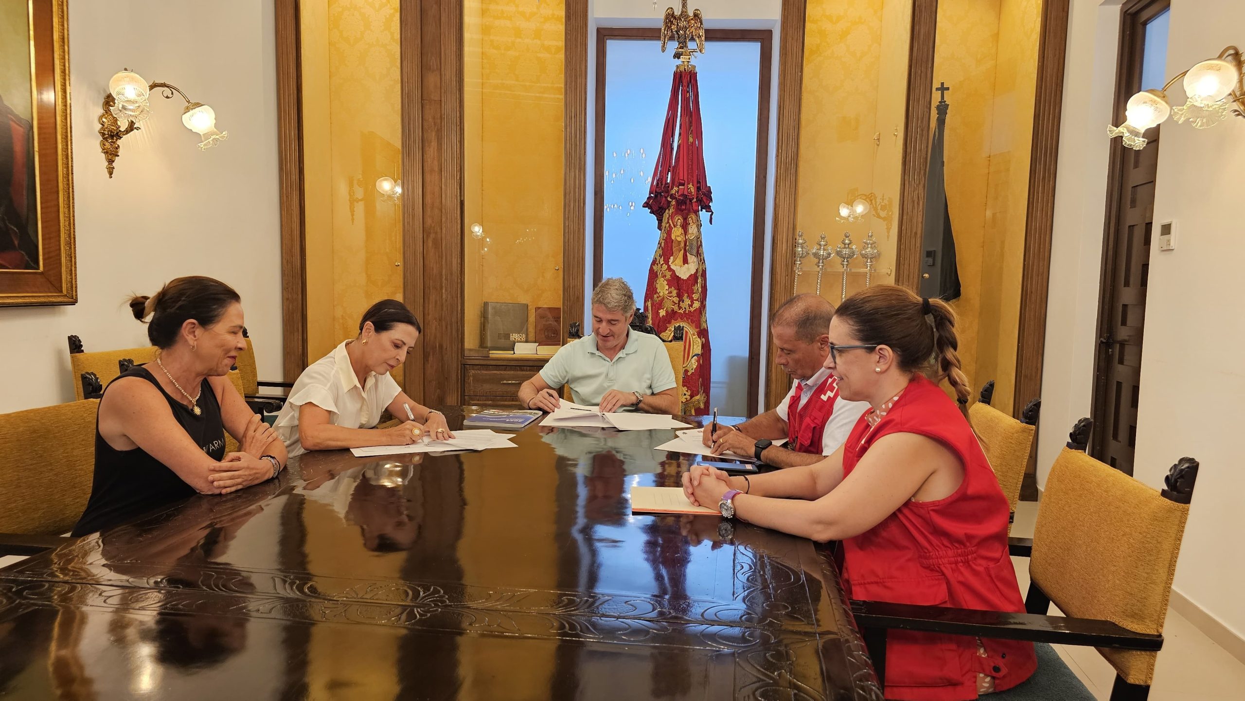 El Ayuntamiento de Orihuela, TM Grupo Inmobiliario y Cruz Roja suman esfuerzos para apoyar a familias en riesgo de exclusión residencial