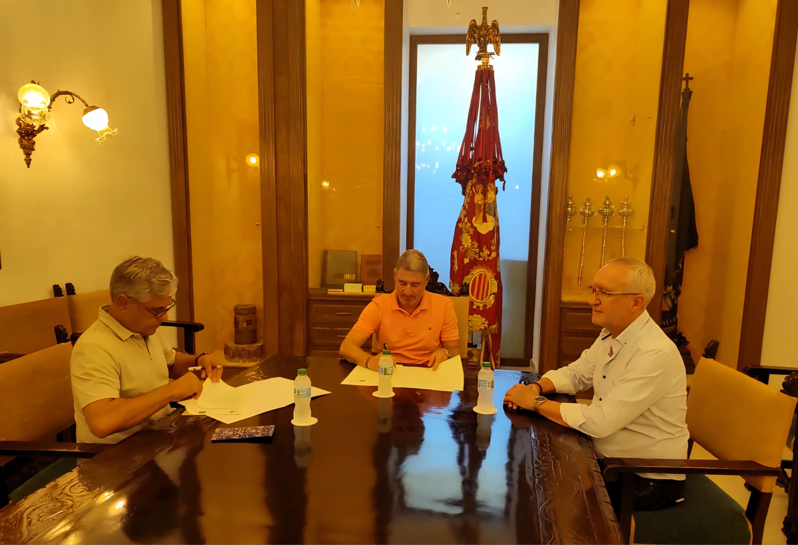 Foto de la firma del convenio