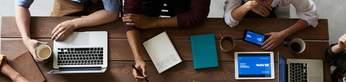 Personas reunidas en mesa de trabajo