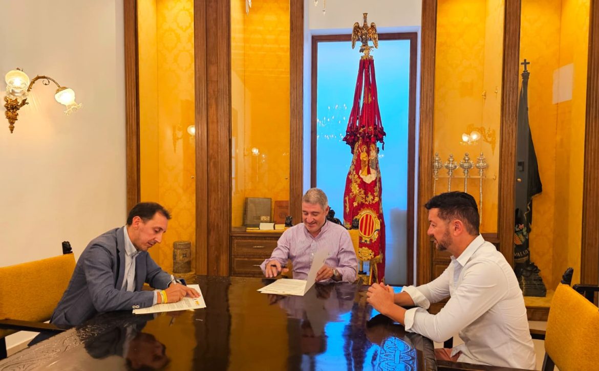 Foto firma del convenio con DGT