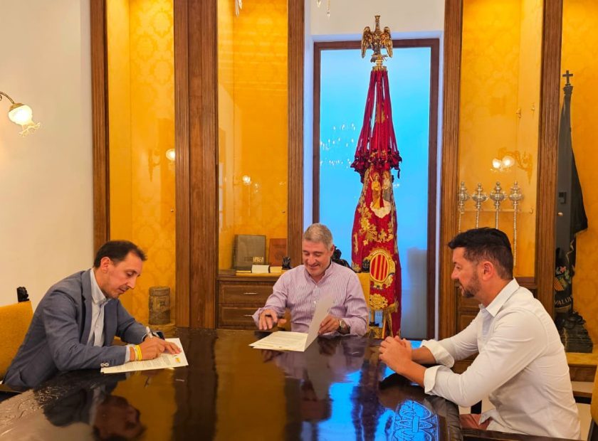 Foto firma del convenio con DGT