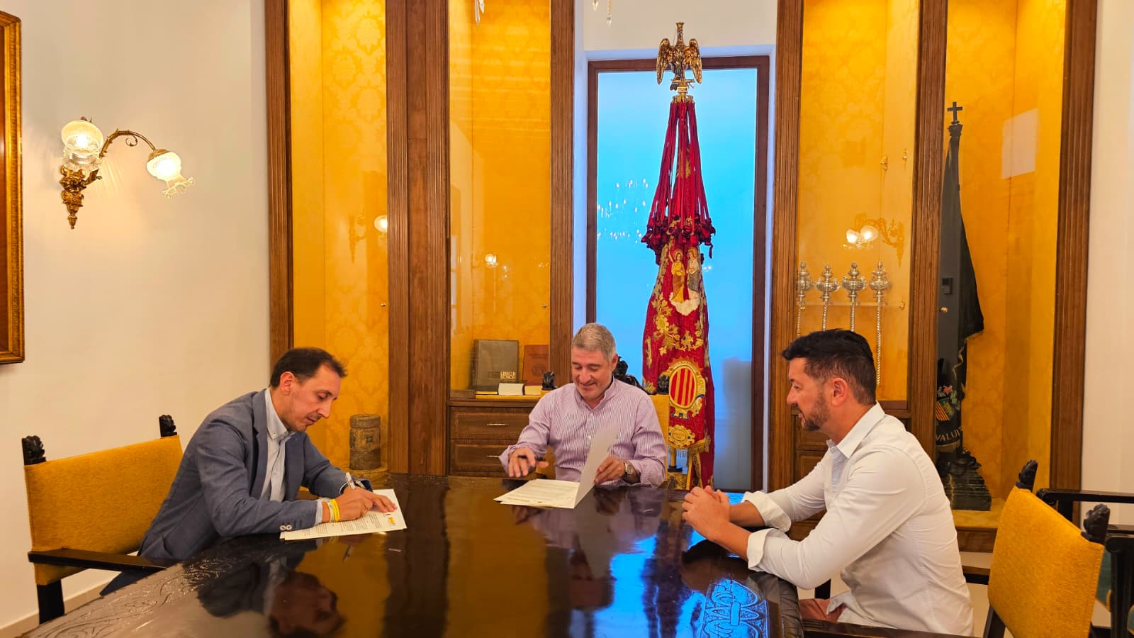 El Ayuntamiento y la DGT firman un convenio para implantar un aula oficial de exámenes teóricos en Orihuela