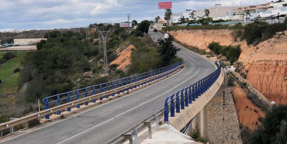El Ayuntamiento de Orihuela adjudica la redacción del proyecto de la pasarela ciclopeatonal sobre la AP-7 que conectará Lomas de Cabo Roig con la carretera de San Miguel