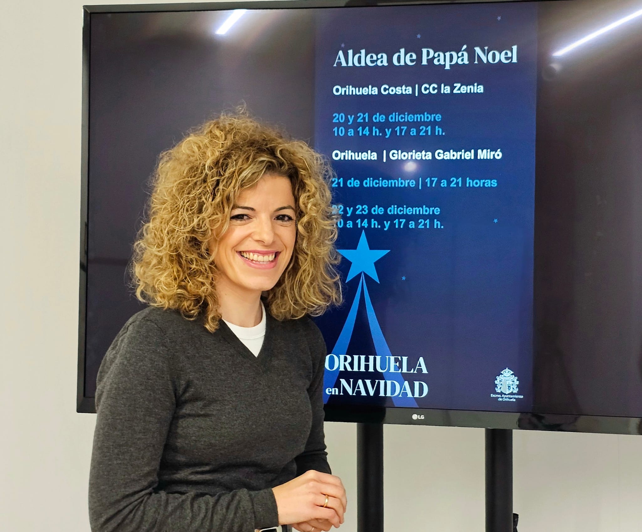 Orihuela recibe a Papá Noel con su aldea navideña en la costa y en el centro del municipio