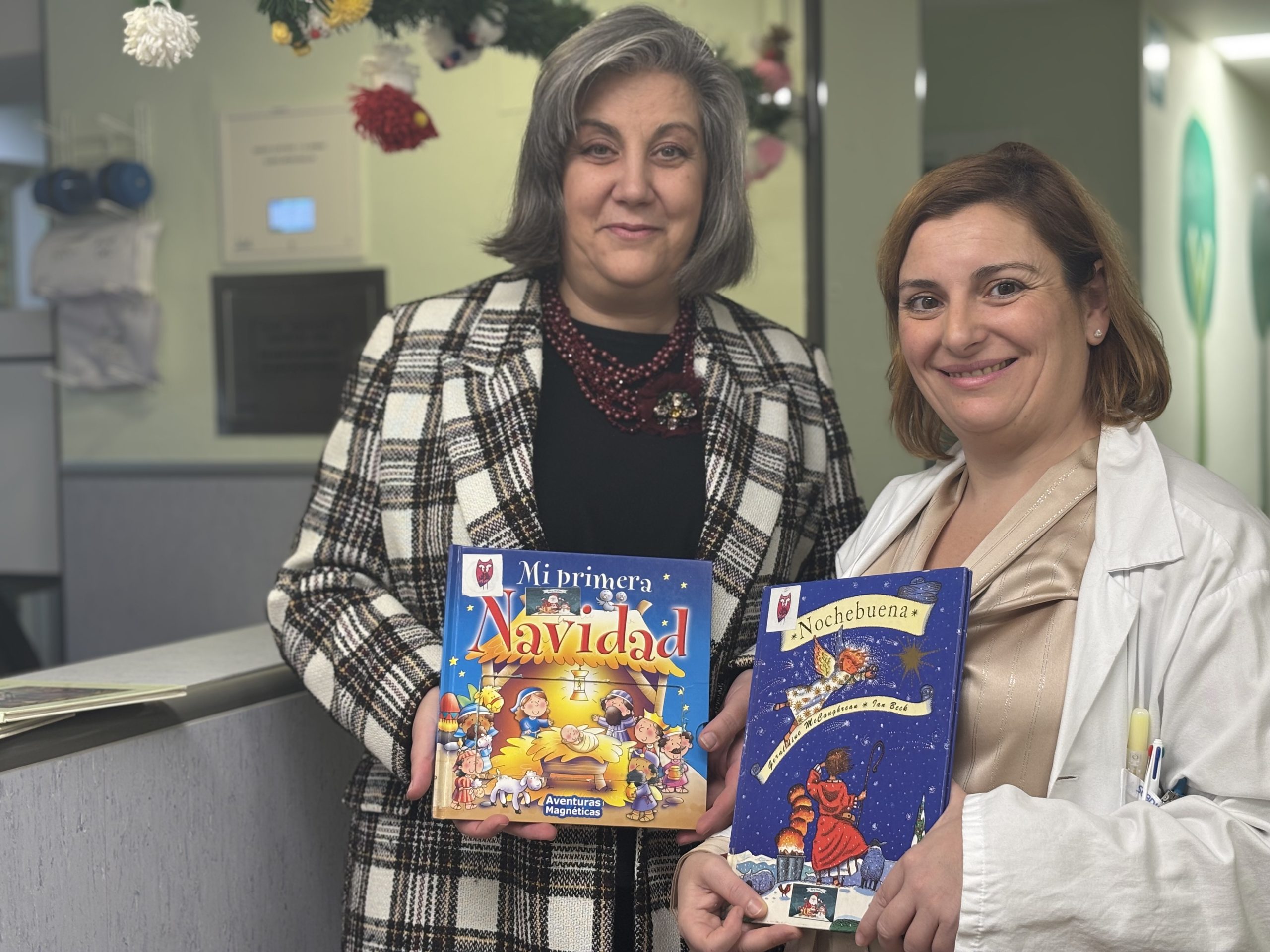 Familia renueva ‘Maleta Viajera’ con libros navideños para los niños del Hospital Vega Baja