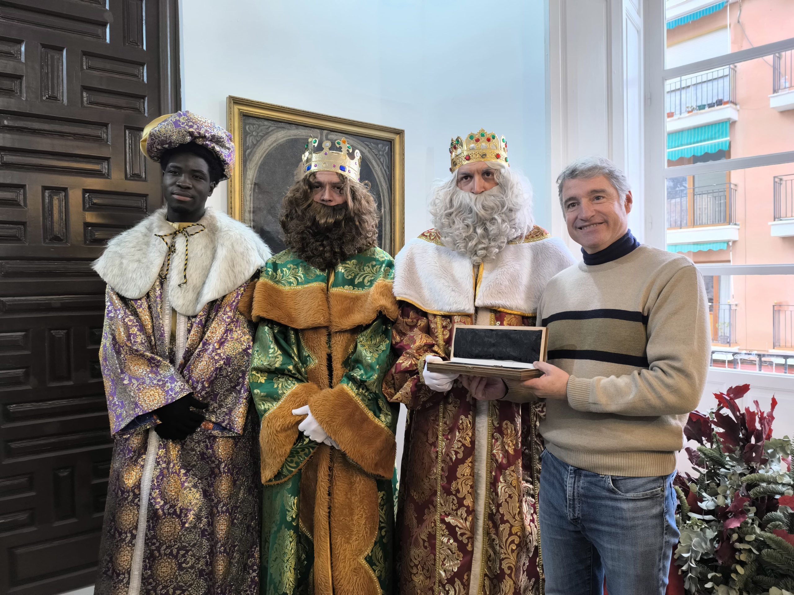 El alcalde entrega a los Reyes Magos las llaves de la ciudad para que puedan dejar sus regalos en todos los hogares