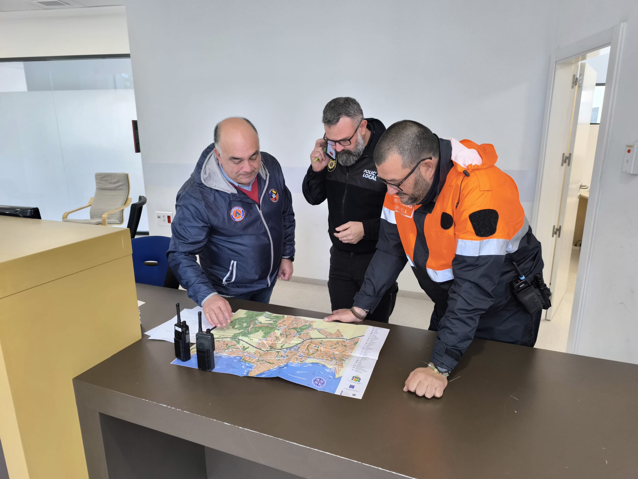 Protección Civil y Emergencias activa un dispositivo de vigilancia en la costa tras las intensas lluvias registradas esta mañana