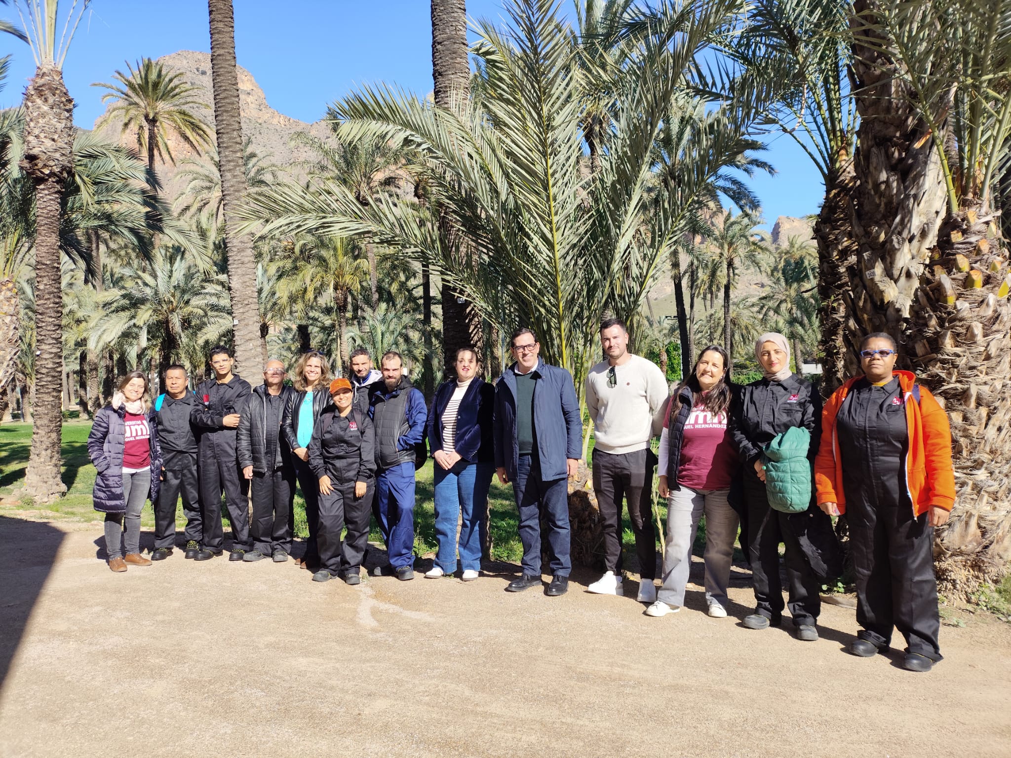 El Ayuntamiento de Orihuela y la UMH celebran una jornada formativa sobre el Palmeral para alumnado del I Curso de Arraigo Socioformativo