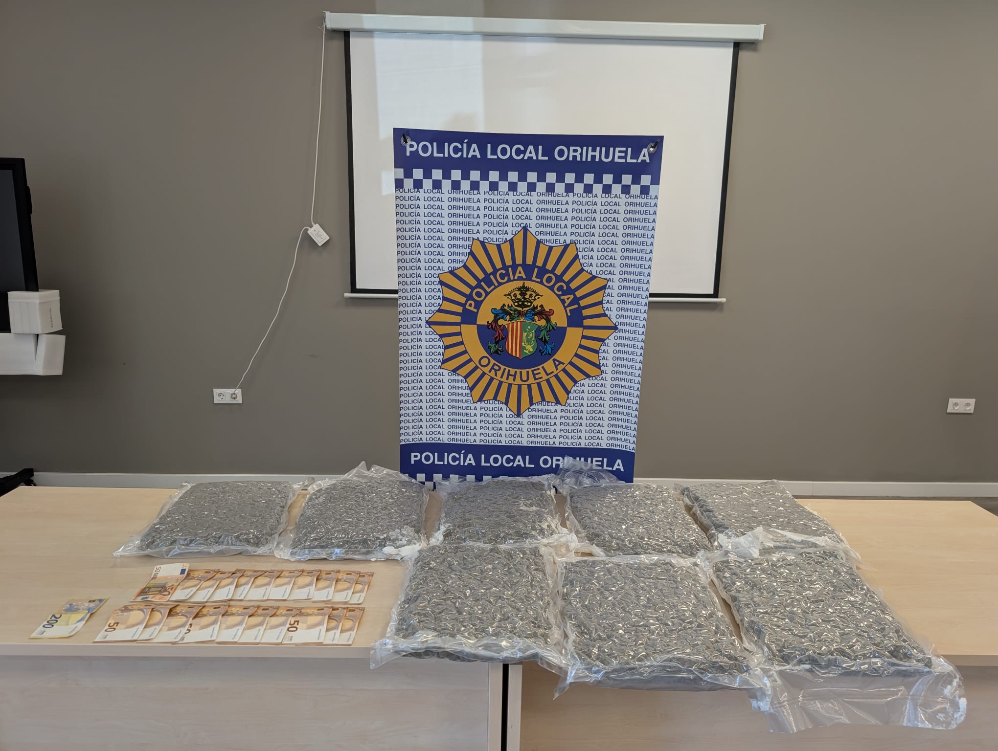 La Policía Local de Orihuela intercepta 8,8 kilogramos de una sustancia vegetal con apariencia de marihuana en un control en Playa Flamenca