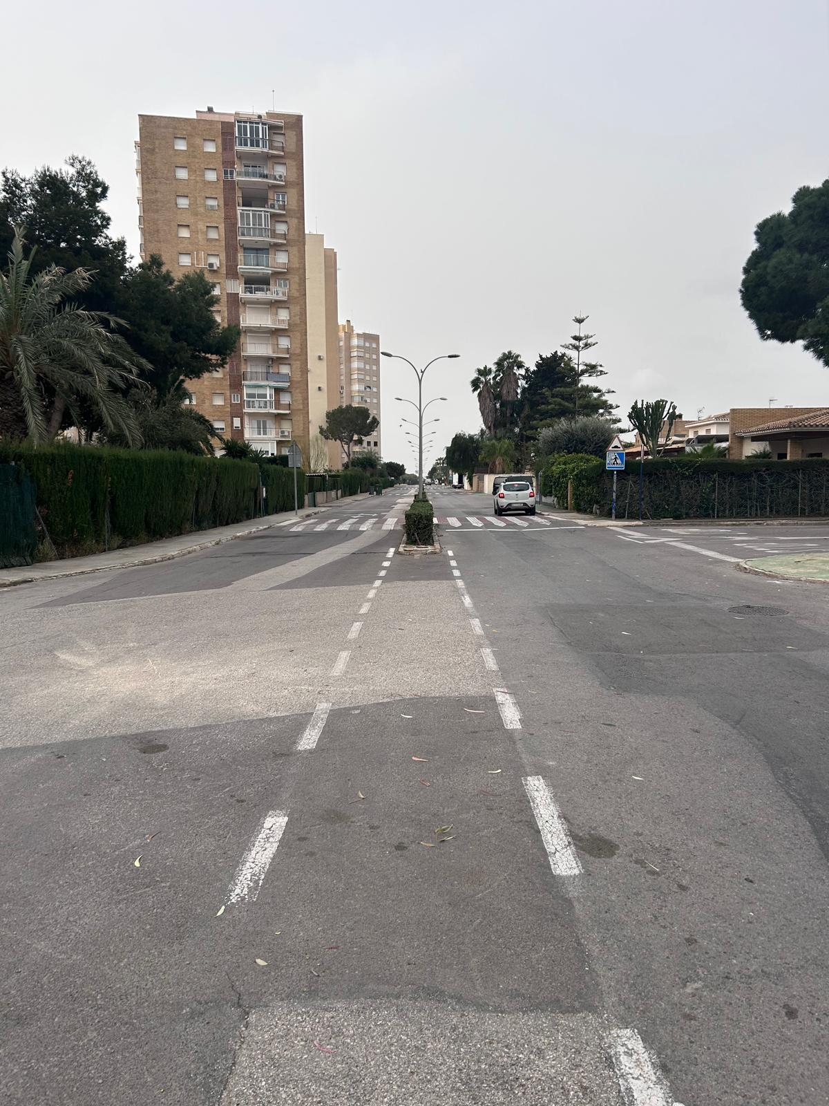 Orihuela invierte más de 300.000 euros en renovar la red de agua de la avenida Miguel de Cervantes en Orihuela Costa