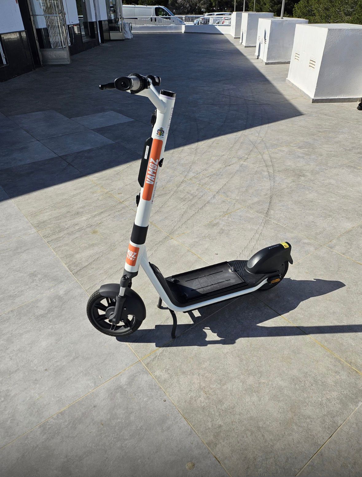 Seguridad Ciudadana inicia la implantación del servicio regulado de patinetes eléctricos en Orihuela Costa con cerca de 200 zonas de estacionamiento