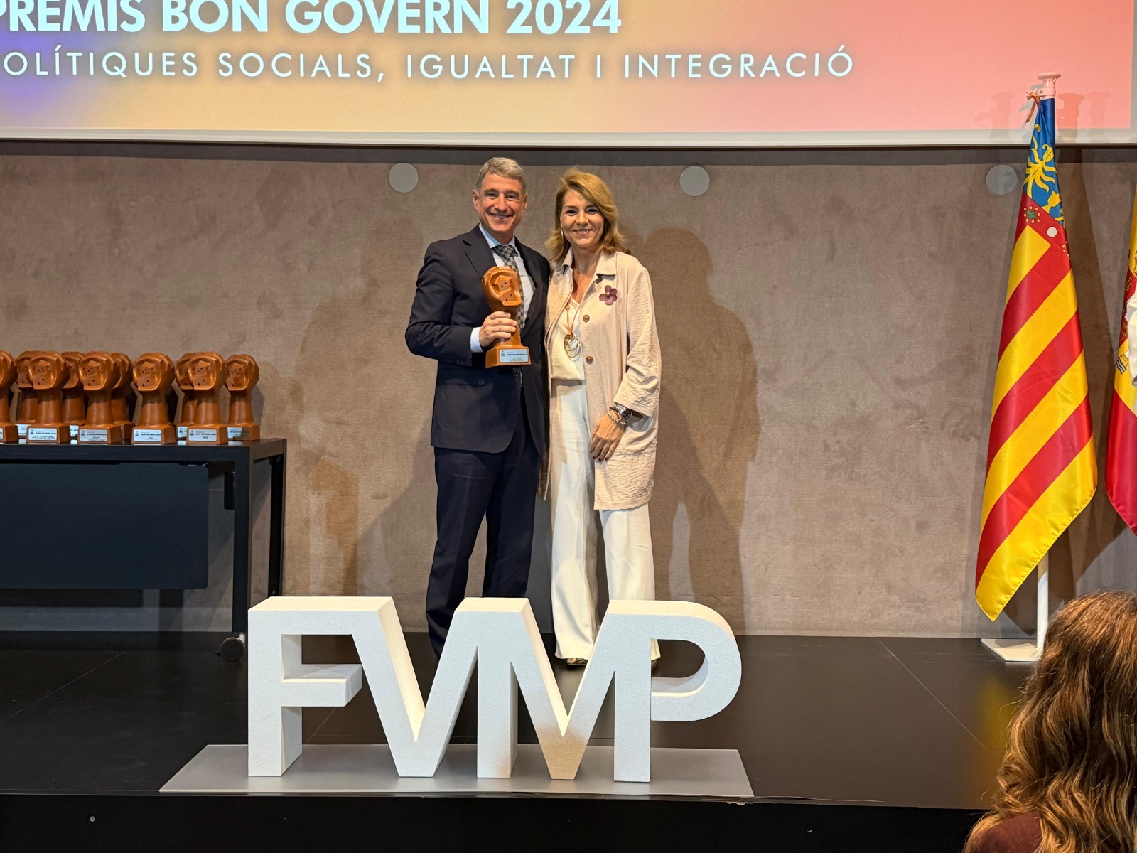 Orihuela recoge en Valencia el Premio al Buen Gobierno de la FVMP al proyecto ‘+ Energía’ de la Concejalía de Bienestar Social