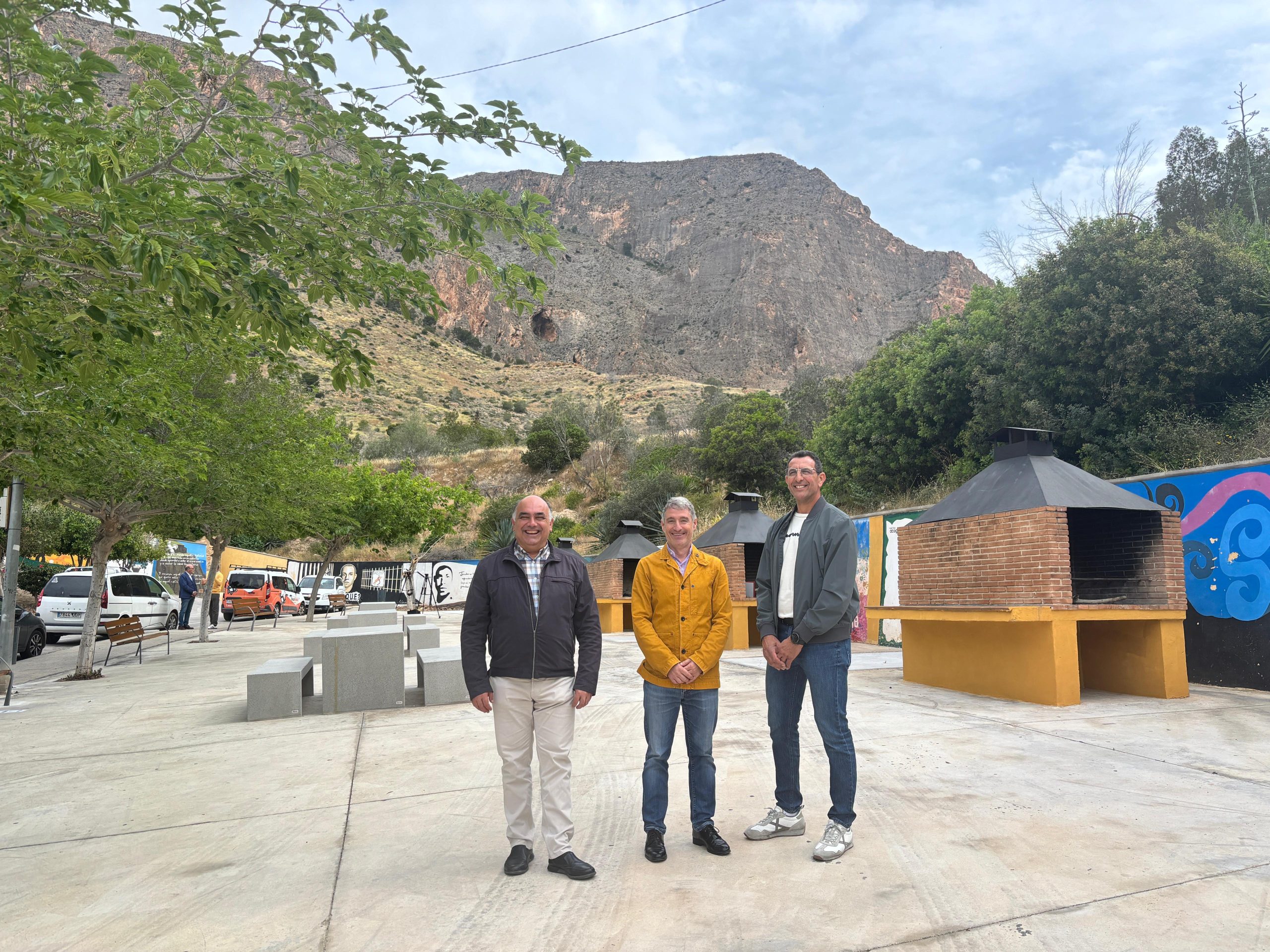 Infraestructuras culmina la regeneración y mejora de la zona de barbacoas del barrio de San Isidro