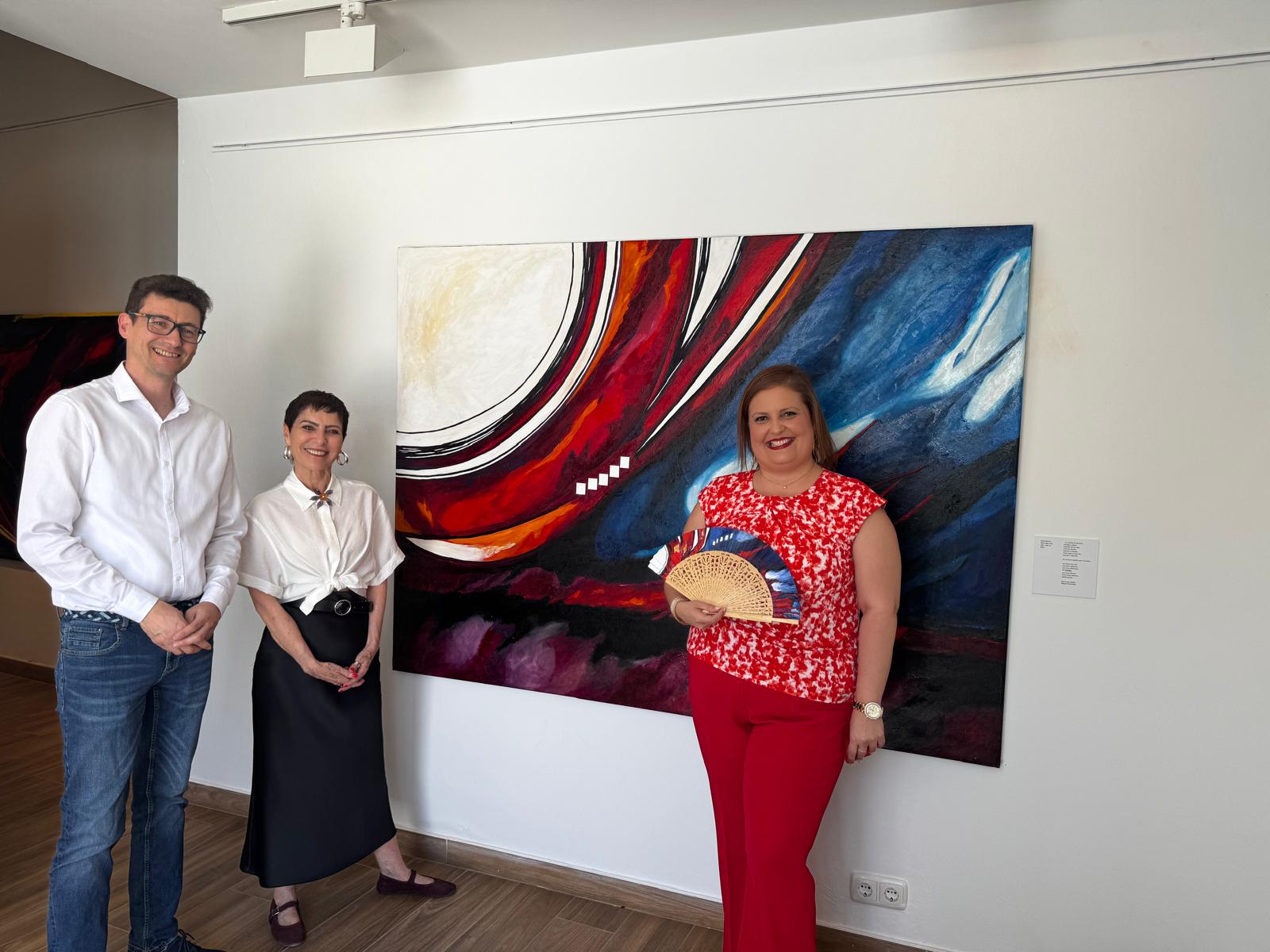 La Concejalía de Cultura recibe la donación de la obra ‘Nanas de cebolla’ de la artista Maite Barros Lafuente