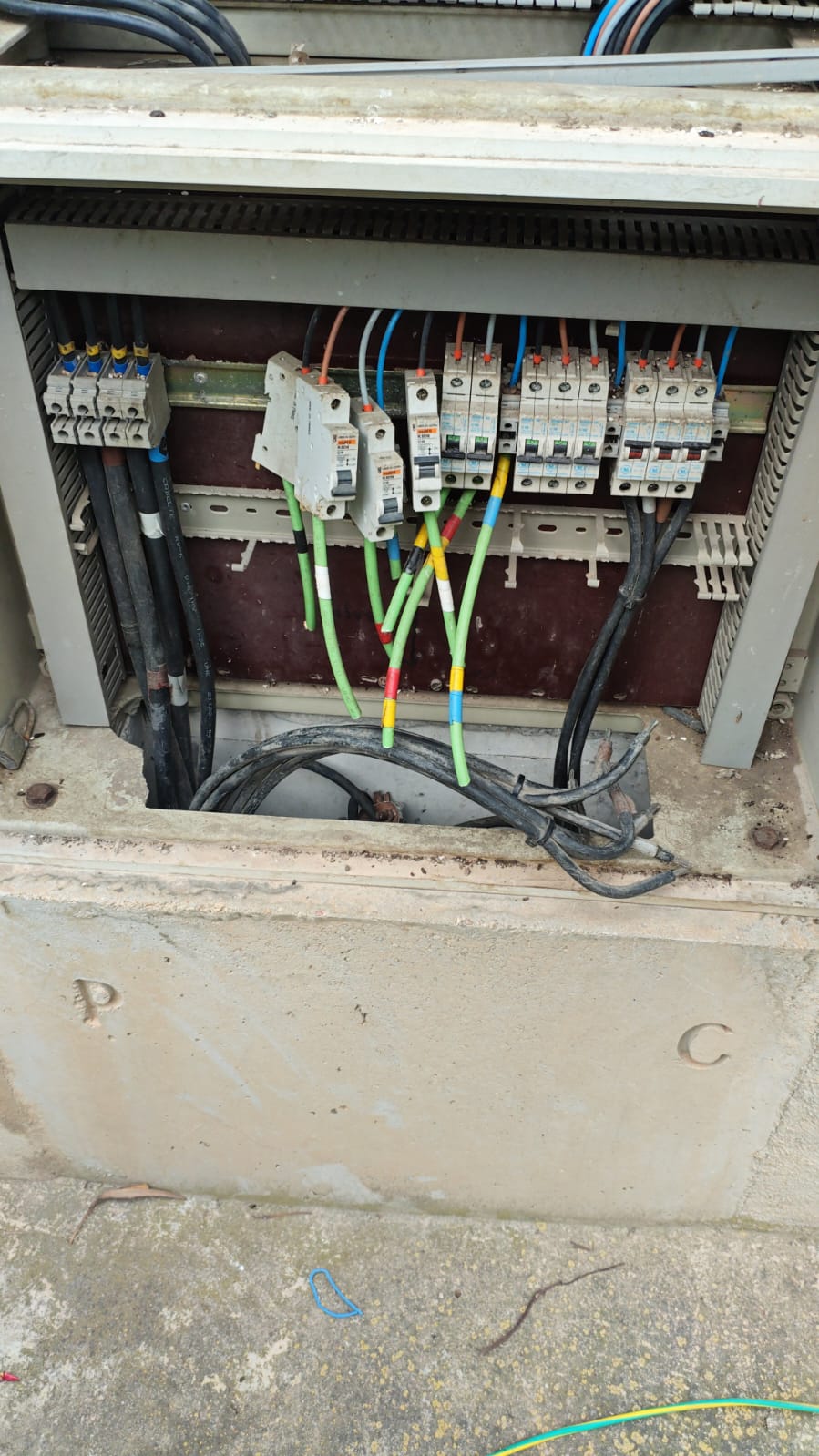 Infraestructuras trabaja contrarreloj para restablecer el alumbrado tras un importante robo de cableado en El Escorratel   
