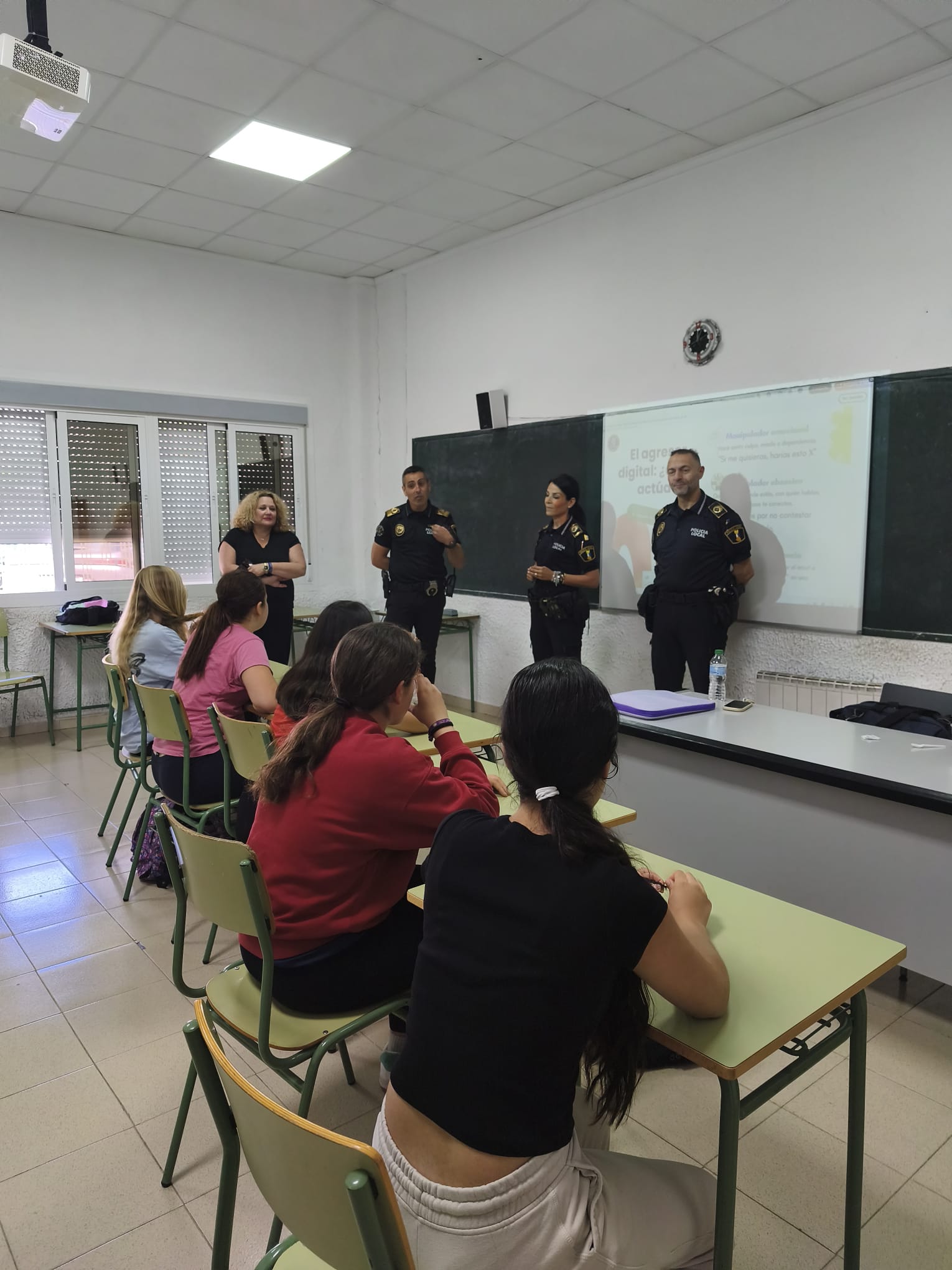 La Policía Local de Orihuela continúa las charlas sobre prevención de la violencia digital y conductas de riesgo entre adolescentes