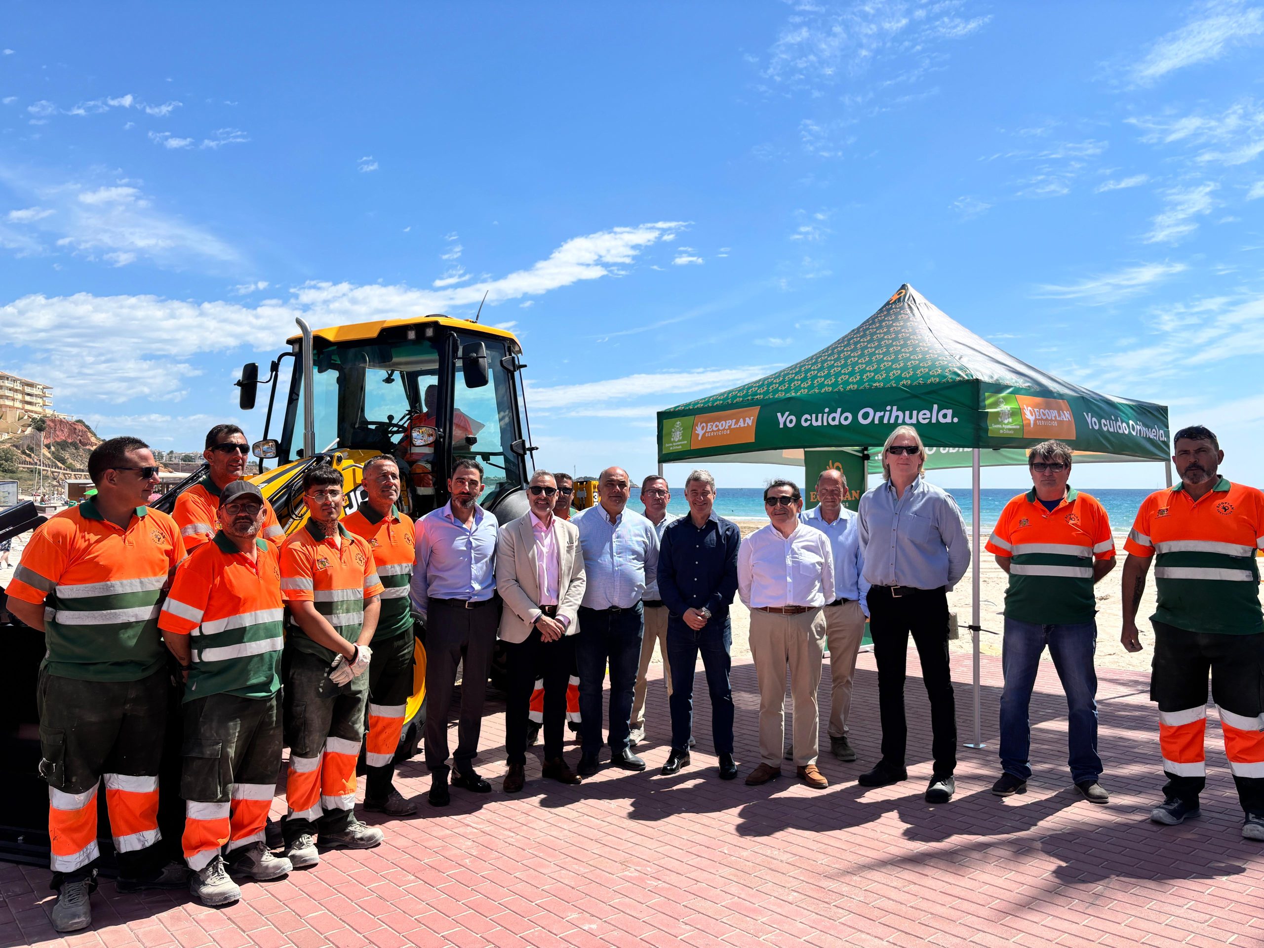 Orihuela incorpora una nueva retroexcavadora mixta para reforzar los trabajos de mantenimiento en Orihuela Costa