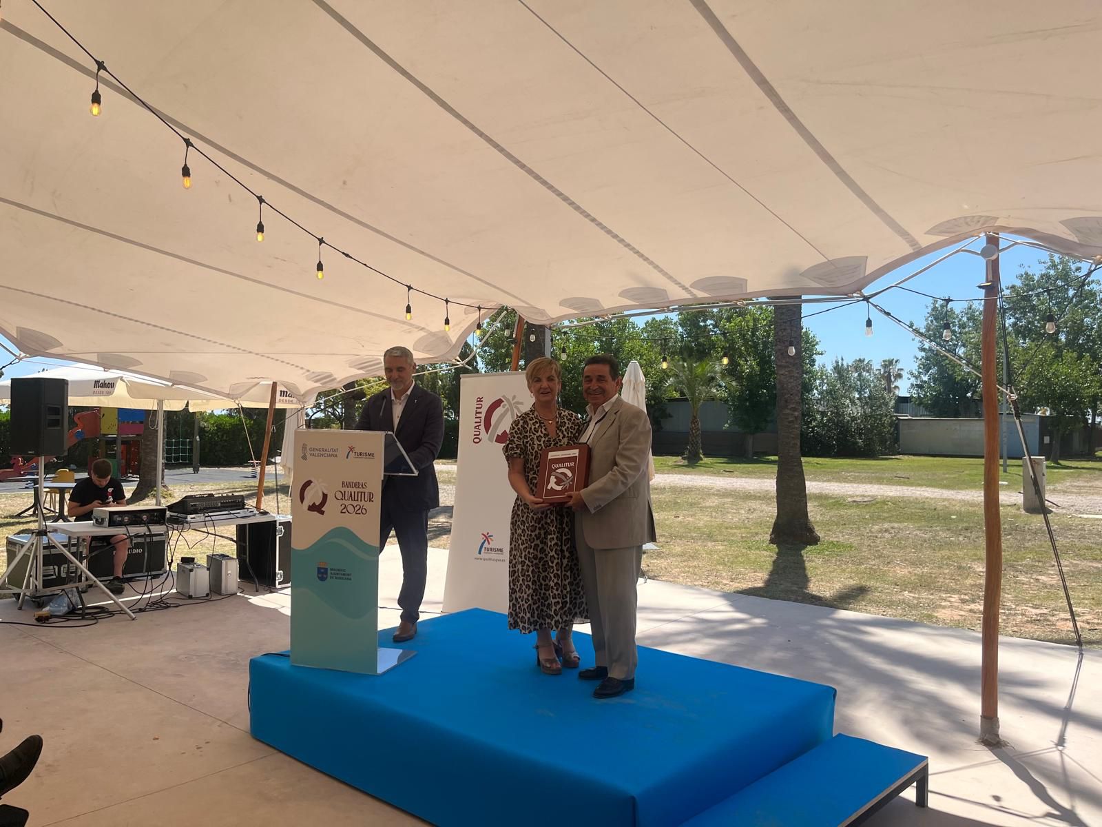 Orihuela Costa recibe cinco banderas Qualitur que reconocen la calidad, seguridad y sostenibilidad de sus playas