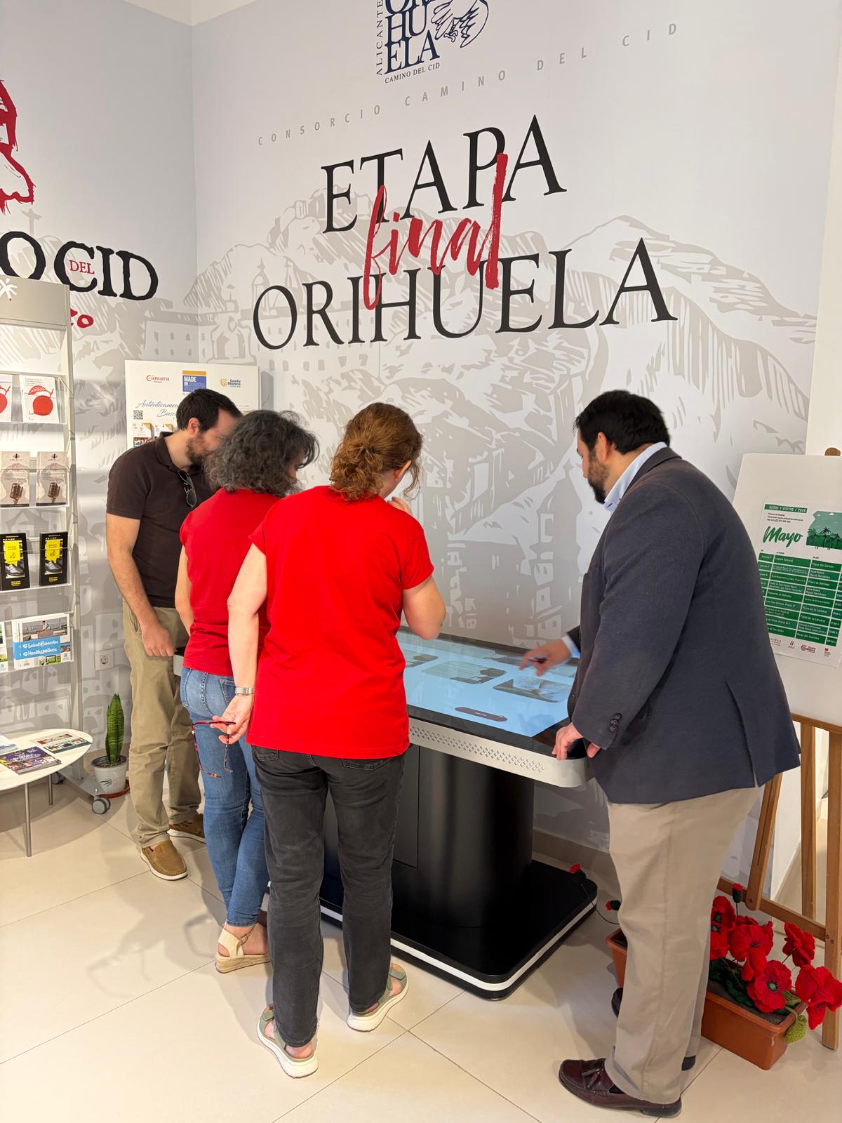 La Concejalía de Turismo moderniza las oficinas de Orihuela centro y la costa con nuevo equipamiento digital e interactivo