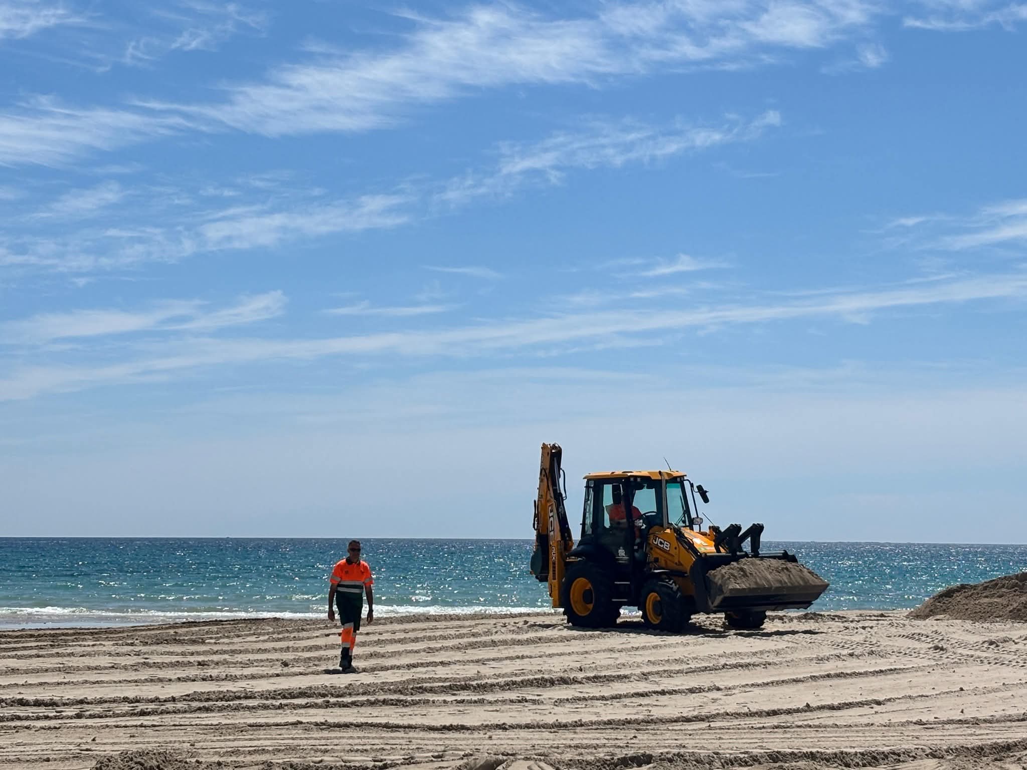 Limpieza Viaria y RSU licita el servicio de retirada de posidonia para compatibilizar la conservación del litoral y el disfrute de las playas