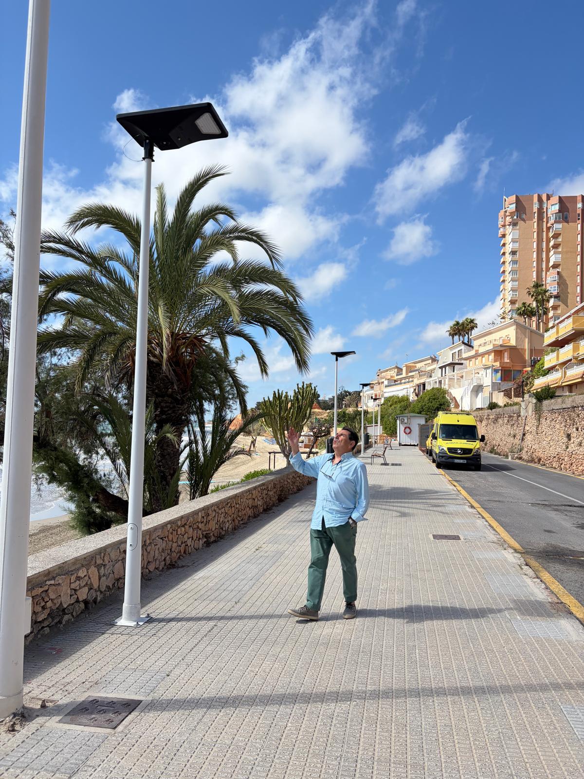 El Ayuntamiento de Orihuela lleva a cabo la instalación de alumbrado solar en distintos puntos de Orihuela Costa