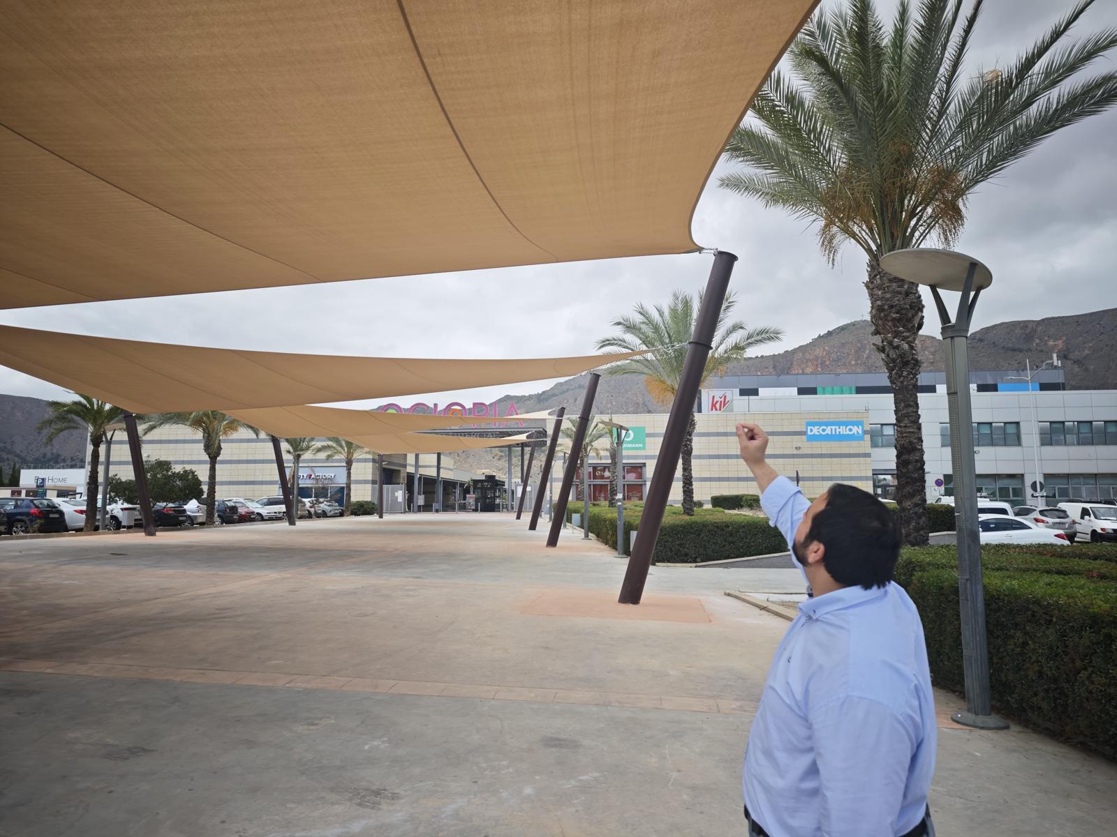 La Concejalía de Turismo instala una "zona de sombras" con toldos vela en la plaza de Ociopia para mitigar los efectos de las altas temperaturas