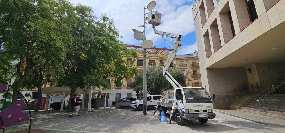 La Concejalía de Infraestructuras mejora el alumbrado de la plaza Josefina Manresa y de la rotonda de acceso a Orihuela por la CV-95
