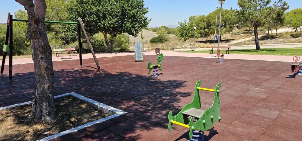 Infraestructuras continúa mejorando los parques infantiles del municipio con nuevas actuaciones en la costa y las pedanías