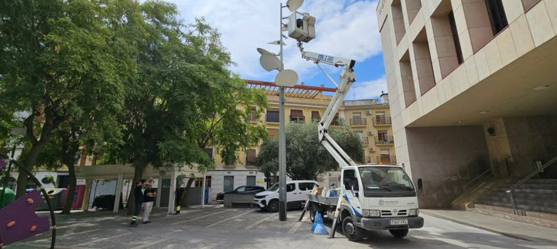 La Concejalía de Infraestructuras mejora el alumbrado de la plaza Josefina Manresa y de la rotonda de acceso a Orihuela por la CV-95