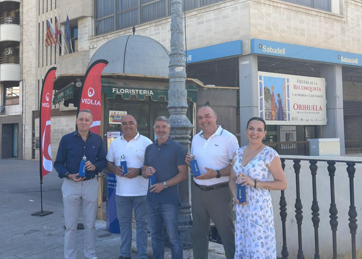 El Ayuntamiento de Orihuela instala dos nuevas fuentes de agua refrigerada en el Puente Nuevo y el Paseo del Andén