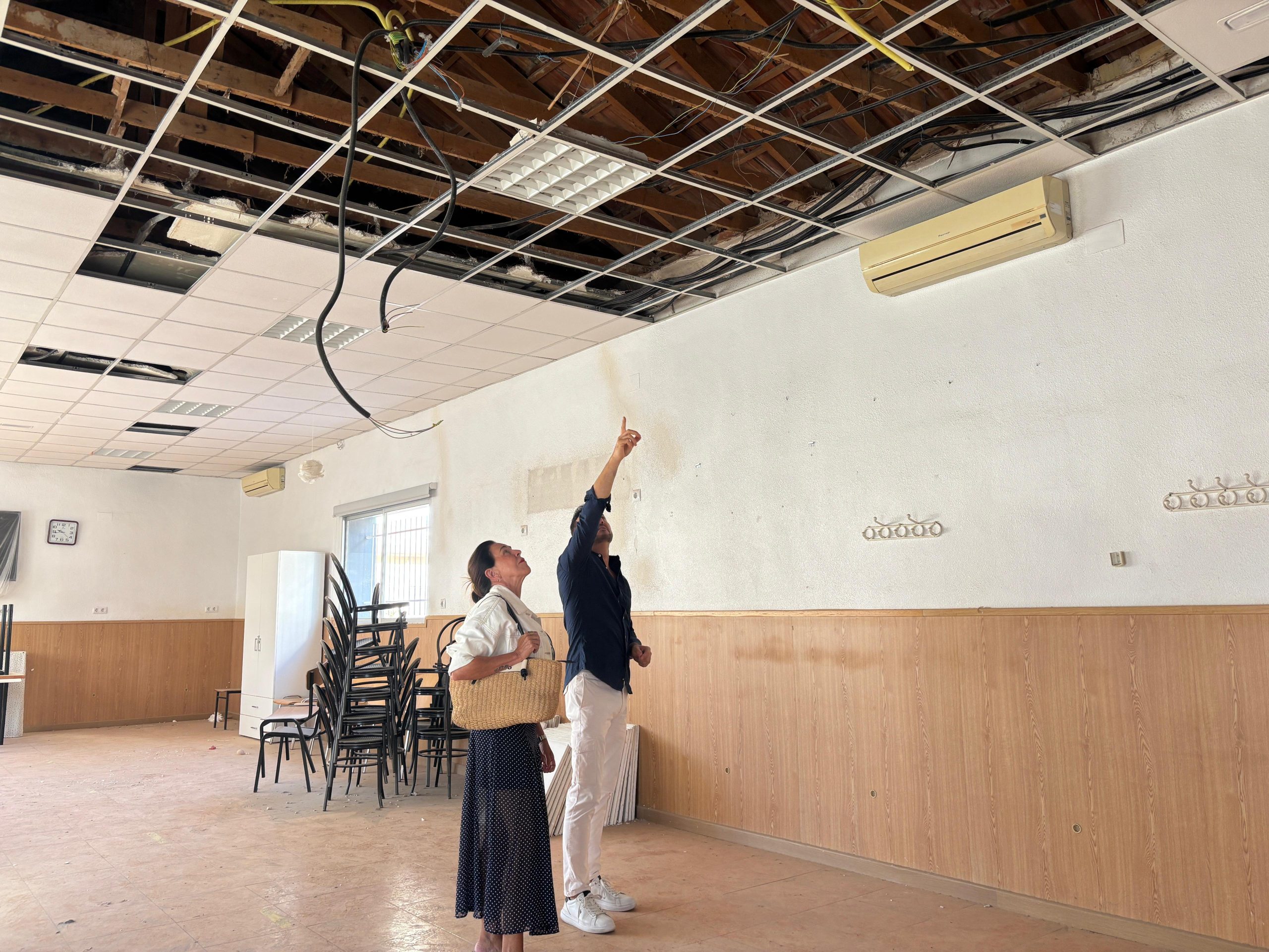 El Ayuntamiento ejecuta trabajos de reparación en la cubierta del Centro Social de La Murada
