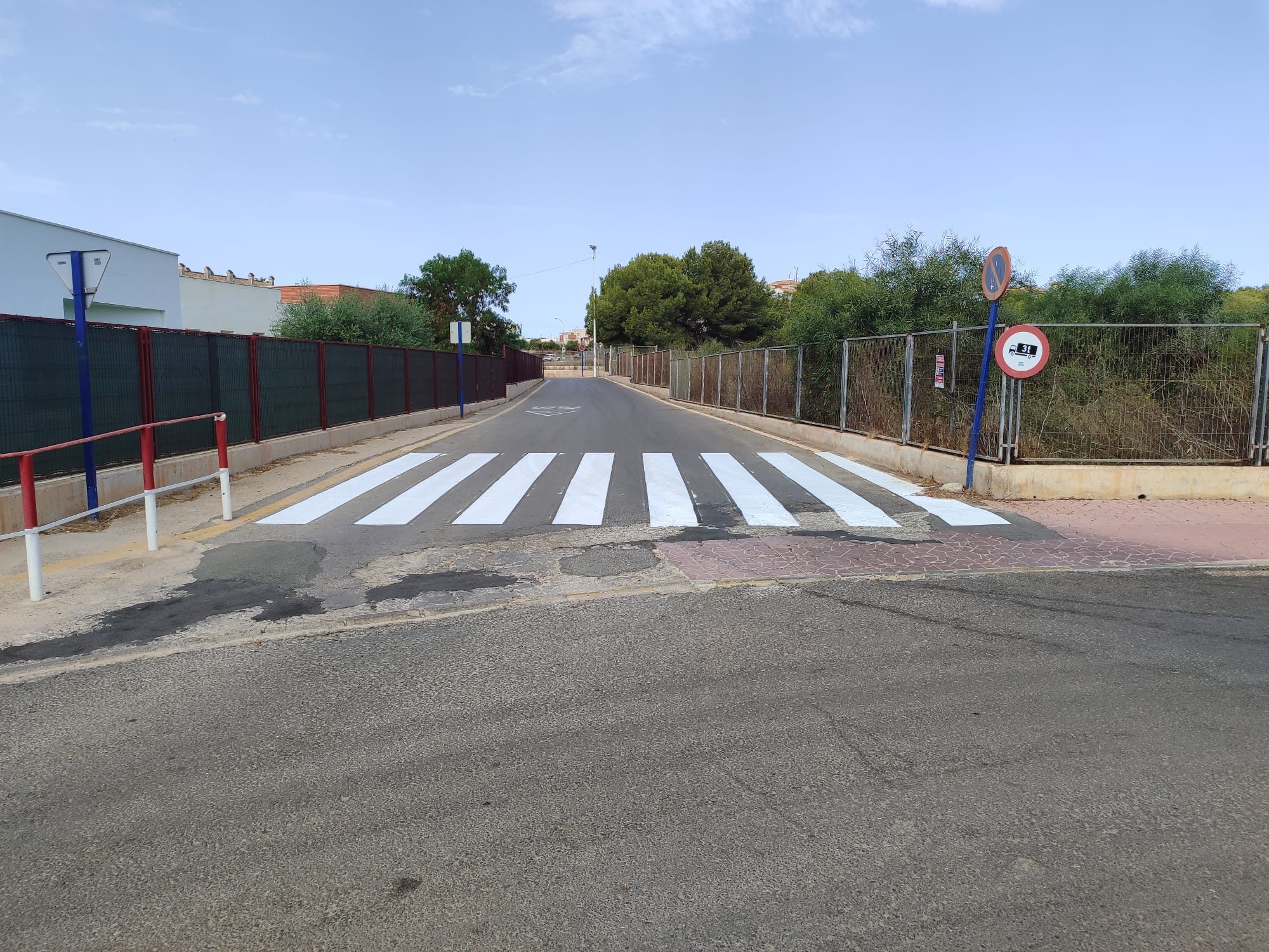 El Ayuntamiento mejora la seguridad en los accesos a los centros educativos