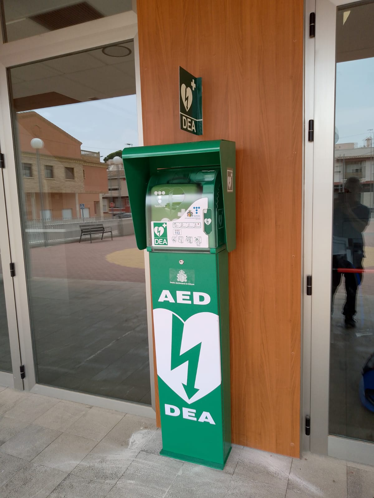 El Ayuntamiento de Orihuela continúa ampliando su red de desfibriladores con siete nuevos equipos en pedanías y costa