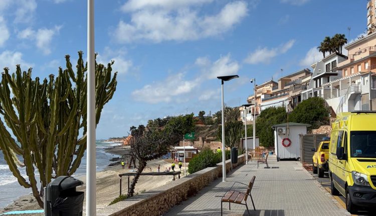 Orihuela lleva a cabo la instalación de alumbrado solar en distintos puntos de Orihuela Costa