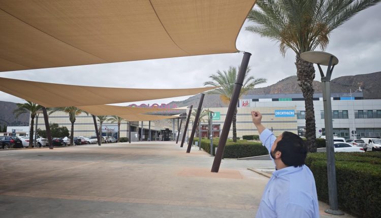 Orihuela instala una ‘zona de sombras’ con toldos vela en la plaza de Ociopia para mitigar los efectos de las altas temperaturas