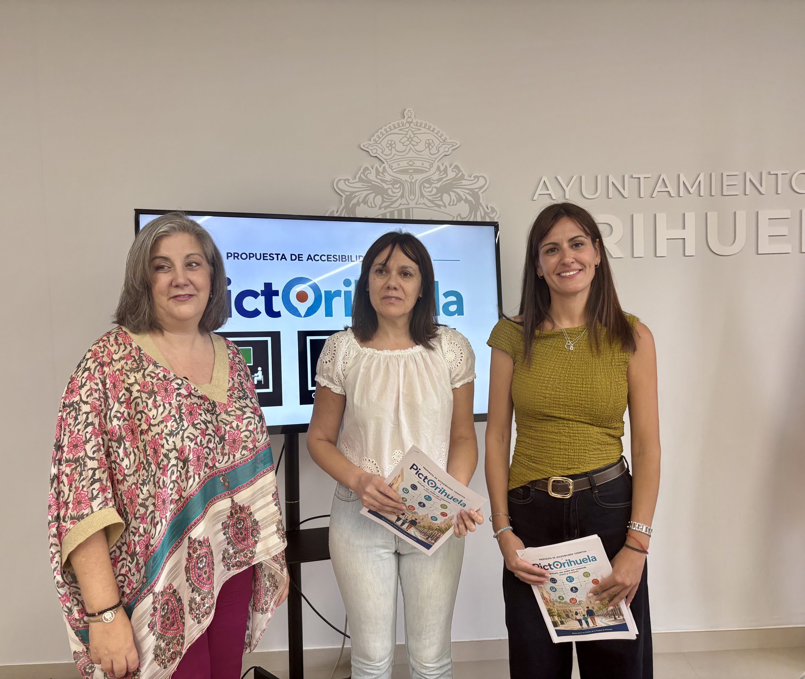 Familia presenta PictOrihuela para mejorar la accesibilidad cognitiva en el municipio
